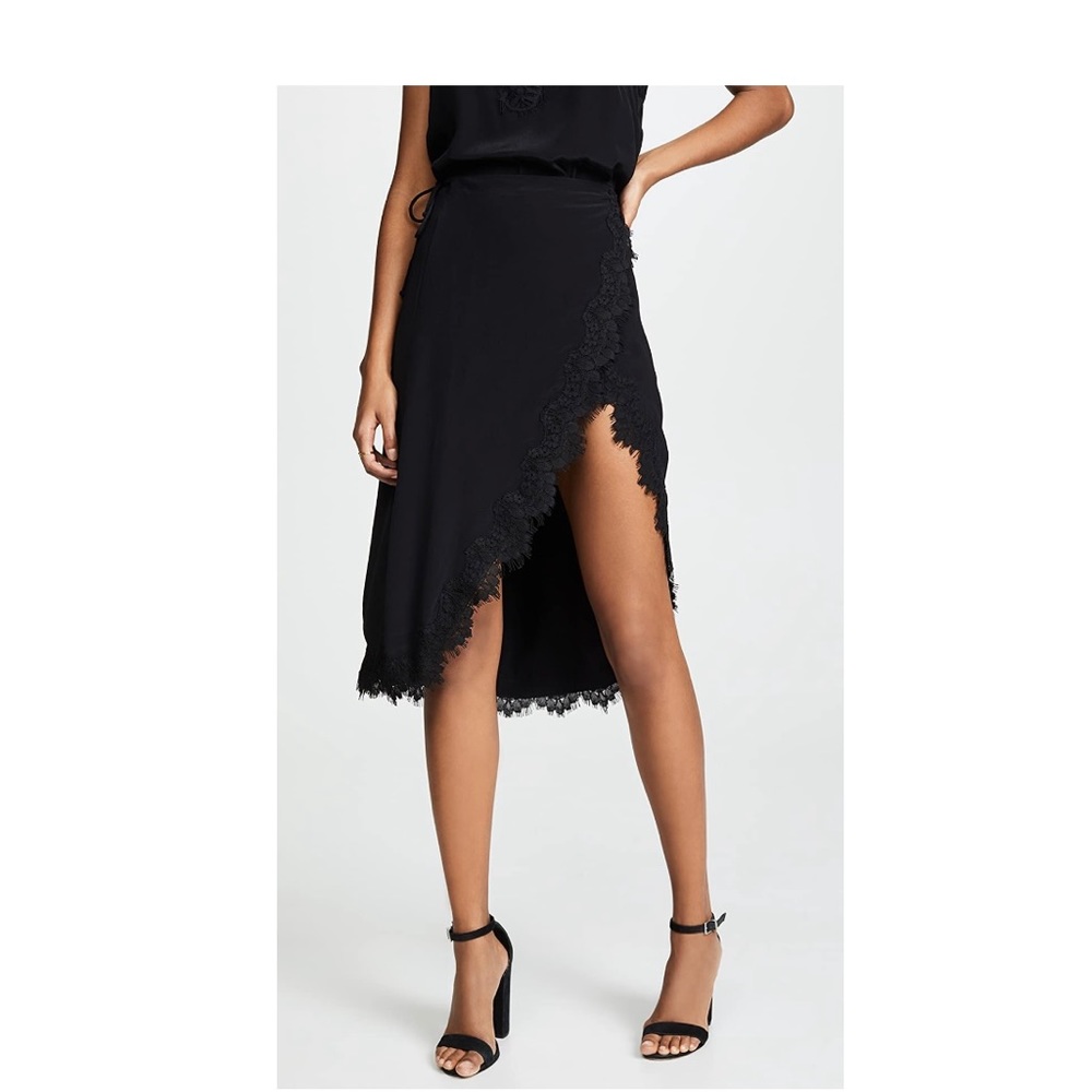 NWOT. Fabric: Crepe
Lace trim
Knee length
Self-tie at waist